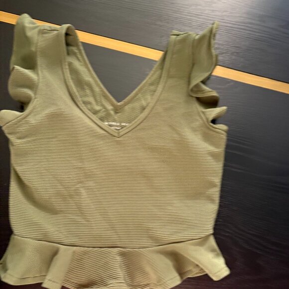 Sincerely Jules Crop Activewear Ruffled Top Green Size Small EUC - Picture 2 of 5